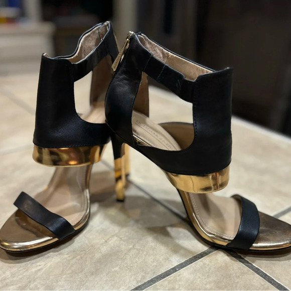 BCBGMAXAZRIA Black Gold Heels Zip Closure Size 7 - Picture 5 of 10